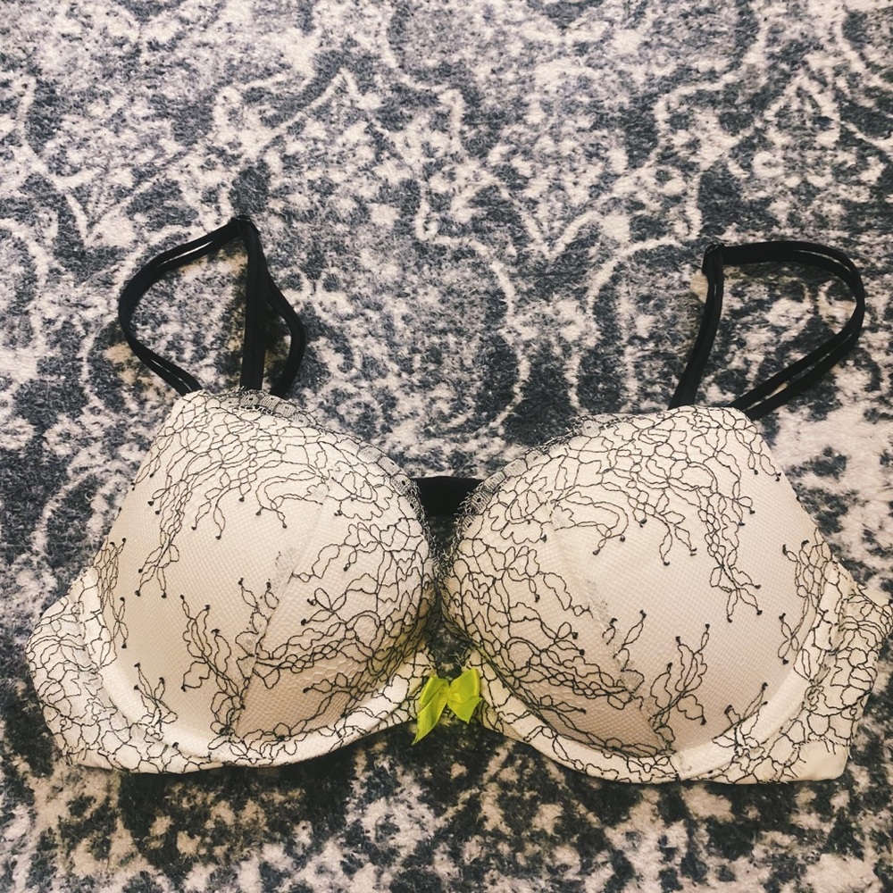 LAST CHANCE Victoria Secret Black and White Lace Bra
